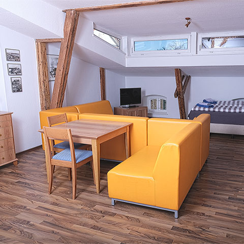 Hiddensee Loft — Wohnbereich mit Sofa