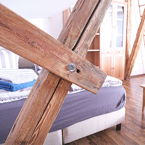 Hiddensee Loft — Detailansicht Holzbalken