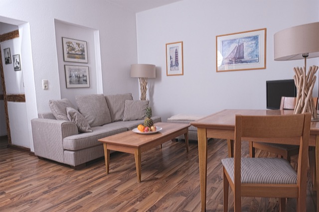 Kap Arkona Apartment — Wohnzimmer mit Ostsee-Kunstdrucken